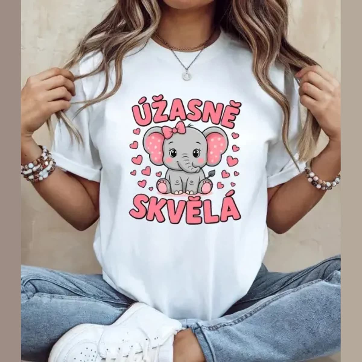 Úžasně skvělá – dámské tričko se sloníkem