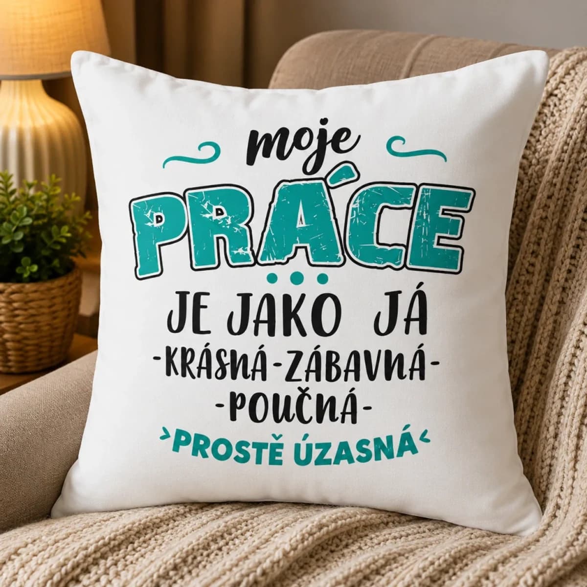Dekorační polštář Moje práce je jako já – prostě úžasná