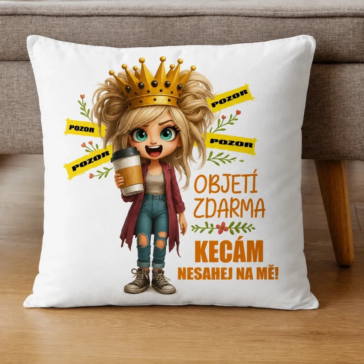 Dekorační polštář Pozor! Oběti zdarma kecám – královna