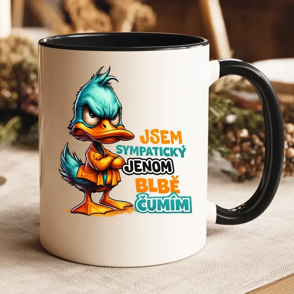 „Jsem sympatický, jenom blbě čumím“ – vtipný hrnek