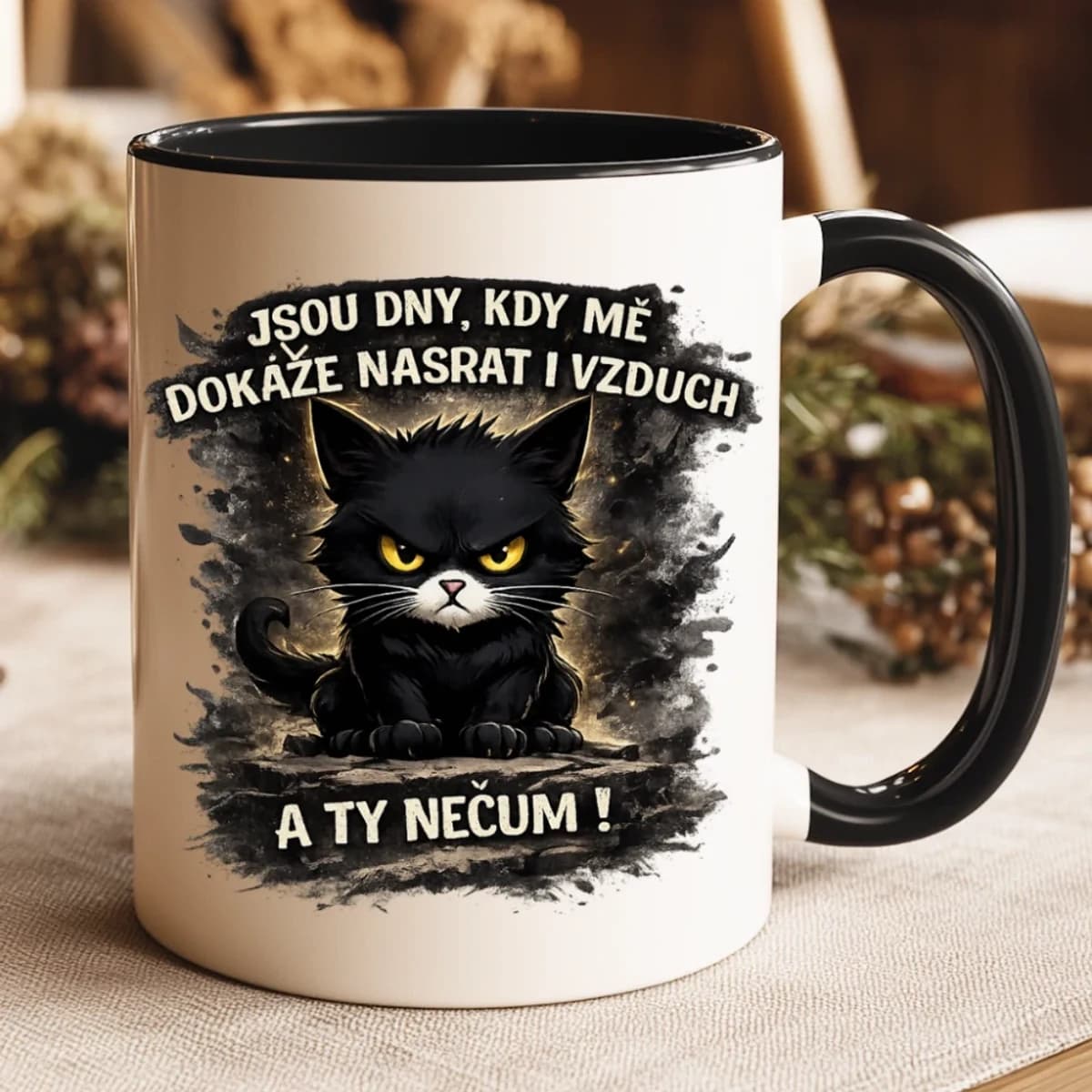 Jsou dny, kdy mě dokáže nasrat i vzduch… a ty nečum! – hrnek s kočkou