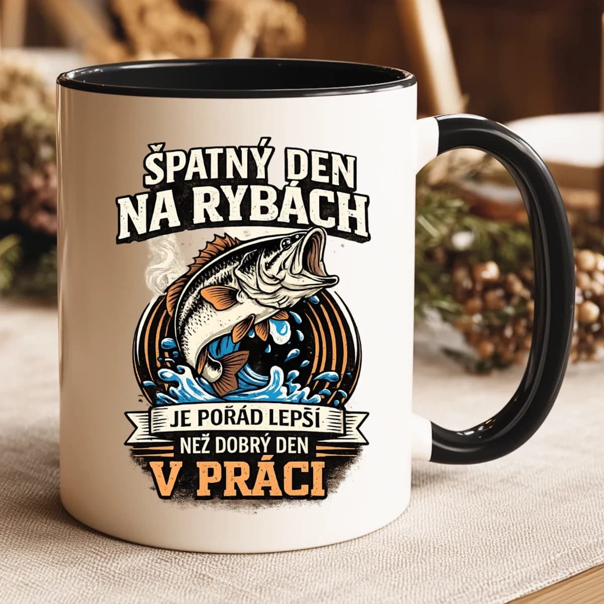 Keramický hrnek Špatný den na rybách je lepší než dobrý den v práci