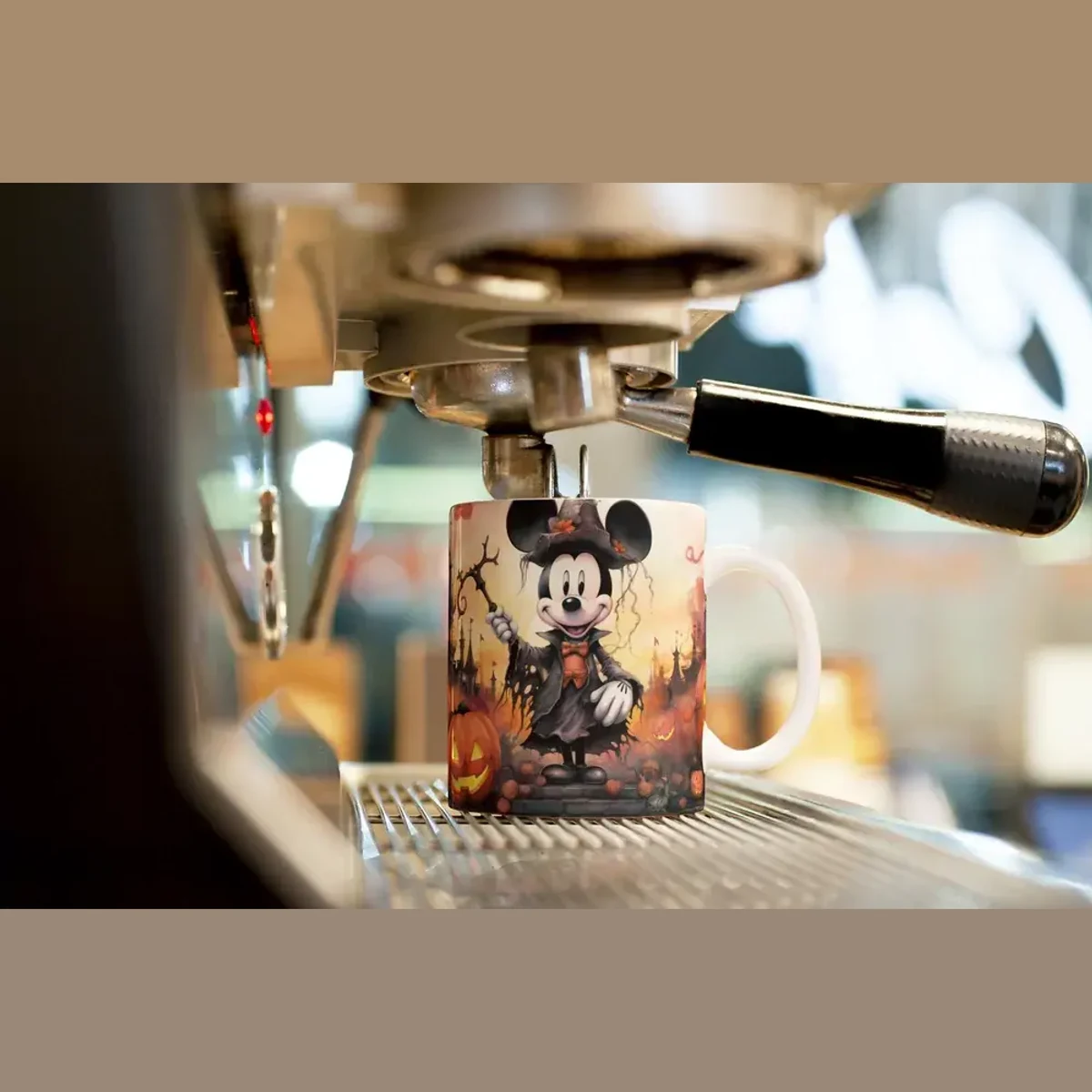 Mickey Mouse v strašidelném klobouku – Halloween hrneček s kouzlem