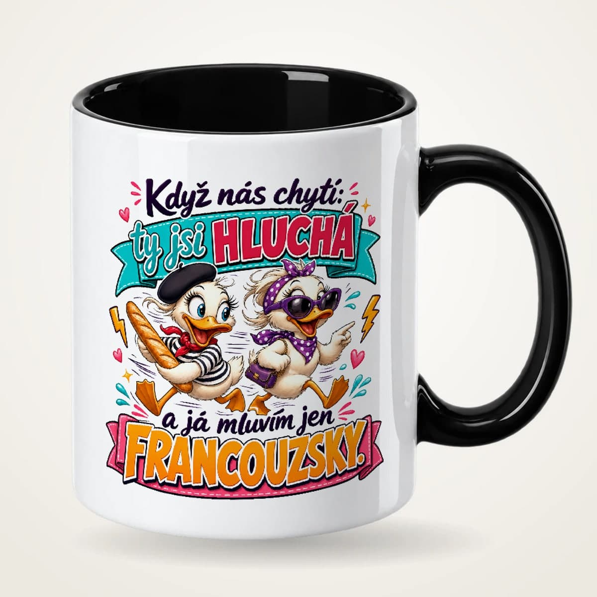 Hrnek s černým uchem pro kamarádku – Když nás chytí, mluvím jen francouzsky