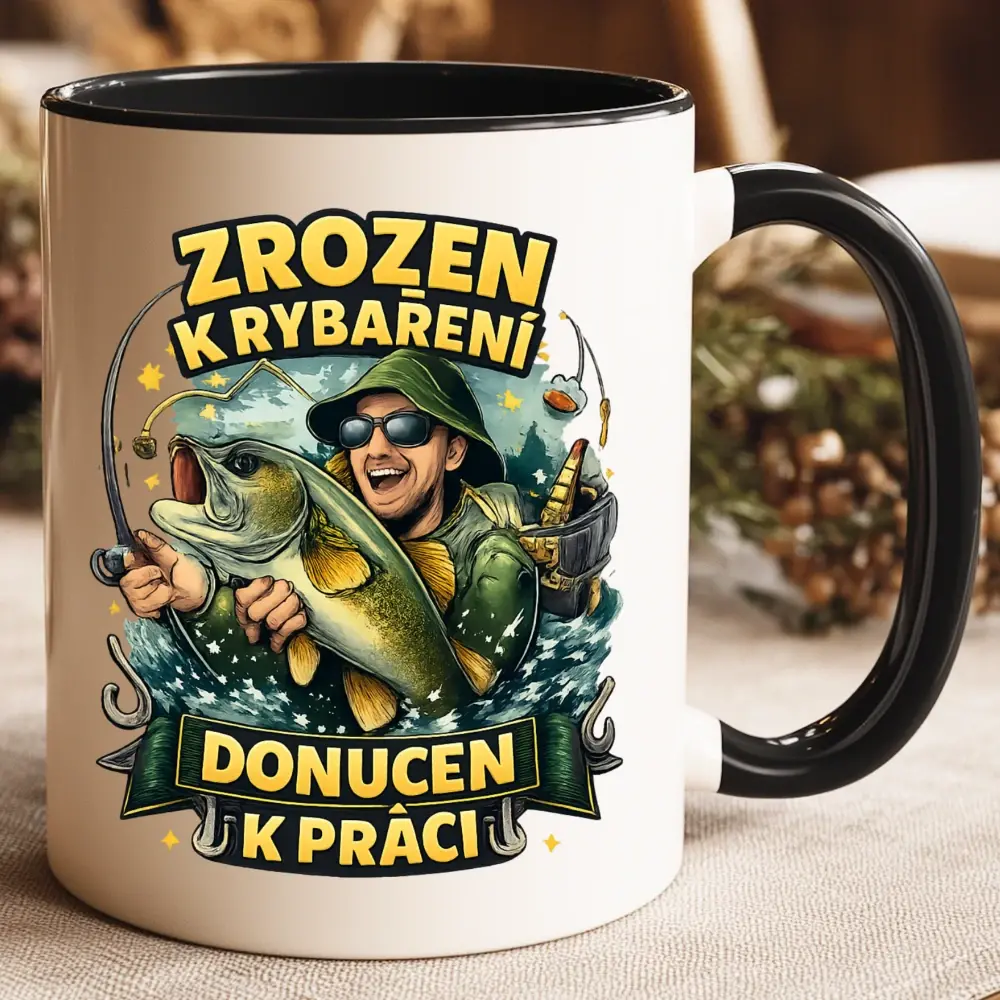 Vtipný černý hrnek „Zrozen k rybaření, donucen k práci“ – 330 ml