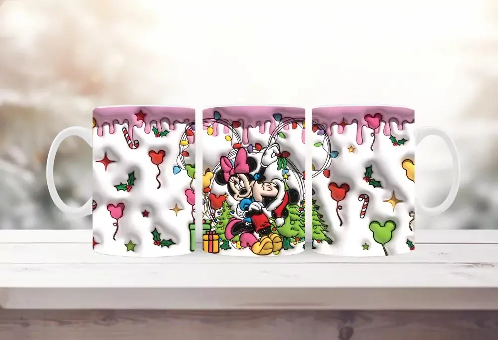 🎅 Vánoční kouzlo s Mickeym a Minnie – hrnek (330 ml) 🎄✨