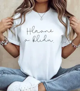 Hlavně v klidu – minimalistické tričko s jemným nápisem