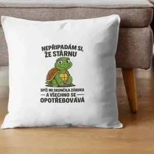 Dekorační polštář „Nepřipadám si, že stárnu“ – Želva