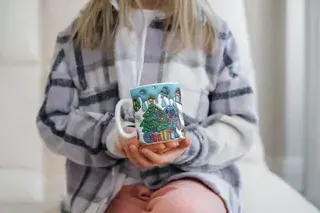 🎄✨ VÁNOČNÍ HRNEK S VESELÝM STITCHEM A STROMEČKEM 🎁✨